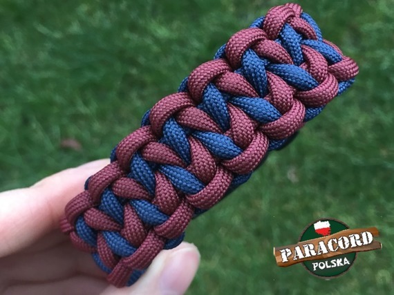 Bransoleta z Paracordu typ "Pocket" z wplecioną plastikową klamrą, kolor "Marron Red - Dark Blue"