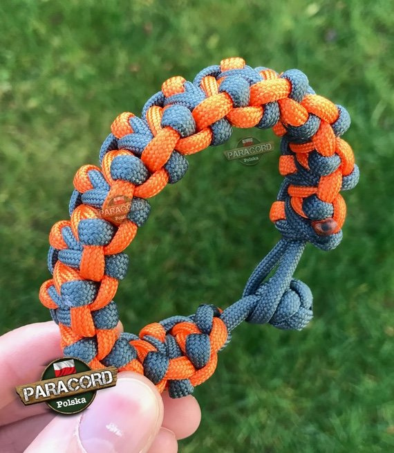 Bransoleta z Paracordu typ "Tesla", kolor: "Gun Metal - Orange Yellow"