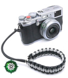 Pasek z oryginalnego Paracordu typ III 550 o siedmiu rdzeniach do aparatu, kamery, lornetki, dalomierza, typ splotu "Cobra", kolor "Black - Neutral grey"