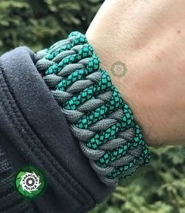 Bransoleta z Paracordu typ "Salomon Bar", z wplecioną plastikową klamrą, kolor "Gun Metal - Crystal Green Snake".