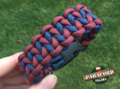 Bransoleta z Paracordu typ "Pocket" z wplecioną plastikową klamrą, kolor "Marron Red - Dark Blue"