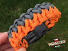 Bransoleta z Paracordu typ "Two Face" z wplecioną plastikową klamrą, kolor "Gun Metal - Orange Yellow"