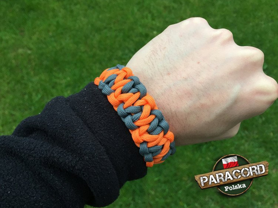 Bransoleta z Paracordu typ "King Two Face" z wplecioną plastikowa klamrą kolor "Gun Metal - Orange Yellow"
