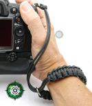 Pasek z oryginalnego Paracordu typ III 550 o siedmiu rdzeniach do aparatu, kamery, lornetki, dalomierza, typ splotu "Cobra", kolor "Black"