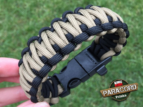Bransoleta z Paracordu typ "King Cobra" na klamrze z wbudowanym gwizdkiem, krzesiwem i blachą, Kolor "Black - Coyote Brown"
