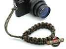 Pasek z oryginalnego Paracordu typ III 550 o siedmiu rdzeniach do aparatu, kamery, lornetki, dalomierza, typ splotu "Cobra", kolor "Army green camo"