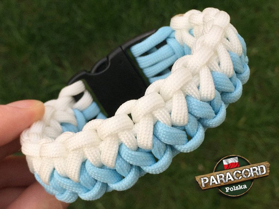 Bransoleta z Paracordu typ "Two Face" z wplecioną plastikową klamrą, kolor "White - Crystal Blue"