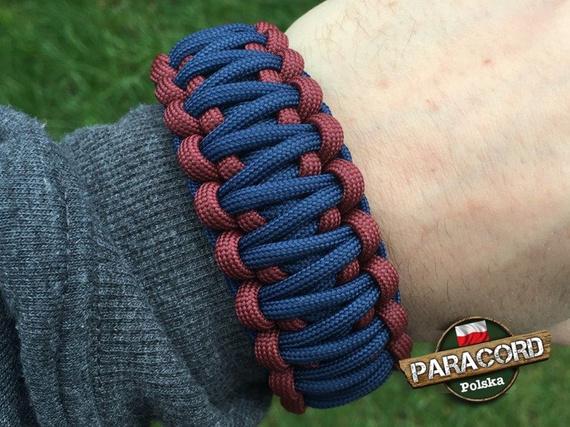 Bransoleta z Paracordu typ "King Cobra" na klamrze z wbudowanym gwizdkiem, krzesiwem i blachą, Kolor "Dark red - Dark blue"