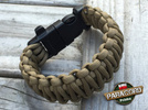 Bransoleta z Paracordu typ "King Cobra" na klamrze z wbudowanym gwizdkiem, krzesiwem i blachą, Kolor "Coyote Brown"