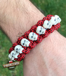 Bransoleta z Paracordu typ "Cobra Globe", z wplecionymi czaszkami, kolor: "Red Diamonds - Crystal Blue"