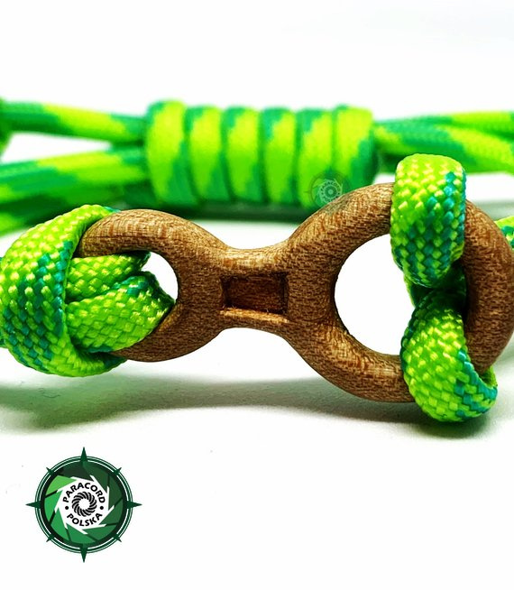 Bransoleta z Paracordu z wplecioną ręcznie wykonaną ósemką wspinaczkową z regulowanym obwodem.