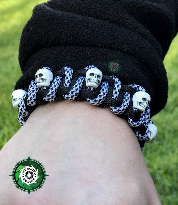 Bransoleta z Paracordu typ "Advanced Geco", z wplecionymi czaszkami, kolor: "Black - Diamond"