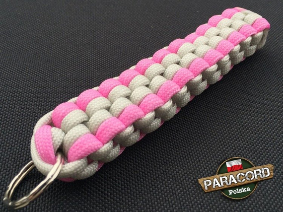 Brelok survivalowy z Paracordu 550 o splocie "Royal Box Knot", kolor: "Light grey - Pink"