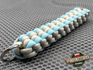 Brelok survivalowy z Paracordu 550 o splocie "Royal Box Knot", kolor: "Neutral grey - Crystal blue"