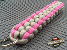Brelok survivalowy z Paracordu 550 o splocie "Royal Box Knot", kolor: "Light grey - Pink"