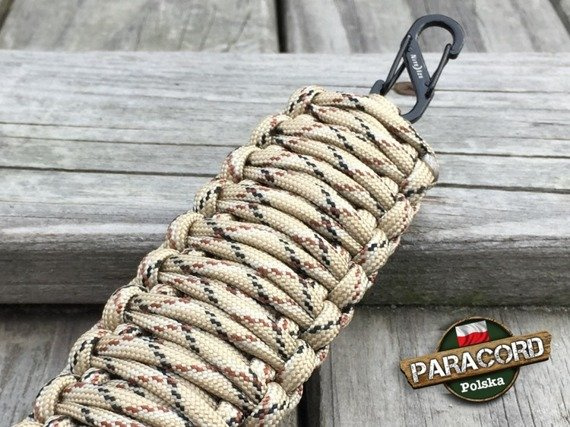 Brelok survivalowy z Paracordu 550 o splocie "Royal Cobra", kolor "Desert Camo" z metalową szeklą Nite Ize S-BINER