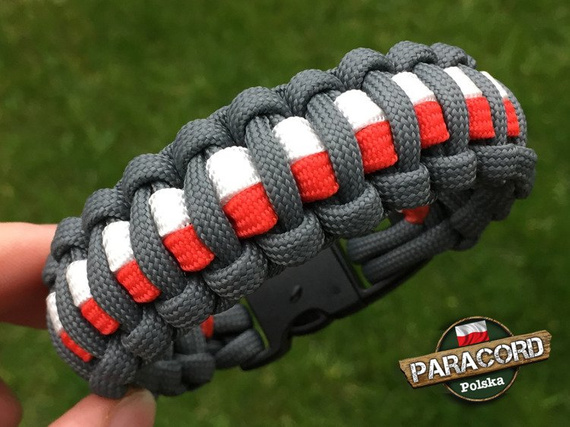 Bransoleta z Paracordu typ "Cobra Patriotyczna - Gun Metal" z wplecioną plastikową klamrą