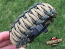 Bransoleta z Paracordu typ "King Cobra" na klamrze z wbudowanym gwizdkiem, krzesiwem i blachą, Kolor "Army Green - Coyote Brown"
