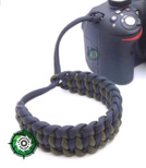 Pasek z oryginalnego Paracordu typ III 550 o siedmiu rdzeniach do aparatu, kamery, lornetki, dalomierza, typ splotu "Salomon", kolor "Army Green - Black"