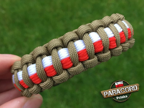 Bransoleta z Paracordu typ "Cobra Patriotyczna - Coyote Brown" z wplecioną plastikową klamrą