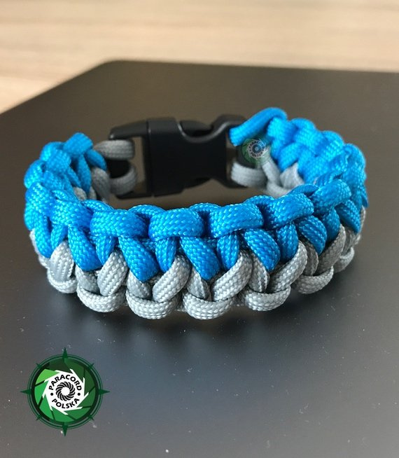 Bransoleta z Paracordu typ "Two Face" z wplecioną plastikową klamrą, kolor "Neutral grey - Sky blue"
