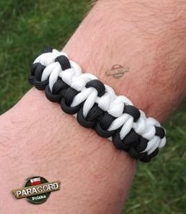 Bransoleta survivalowa z Paracordu typ "Zipp" z wplecioną plastikową klamrą, Kolor "Black - White"