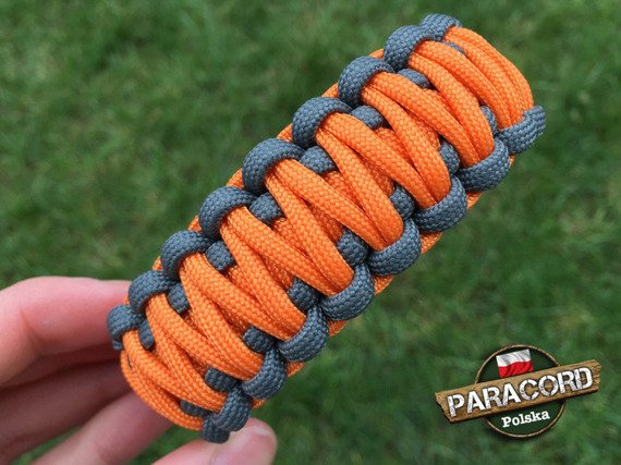 Bransoleta z Paracordu typ "King Cobra" na klamrze z wbudowanym gwizdkiem, krzesiwem i blachą, Kolor "Orange Yellow - Gun Metal"