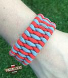 Bransoleta survivalowa z Paracordu typ "Extreme", z wplecioną metalową regulowaną szeklą, kolor: "Neutral grey - Red"