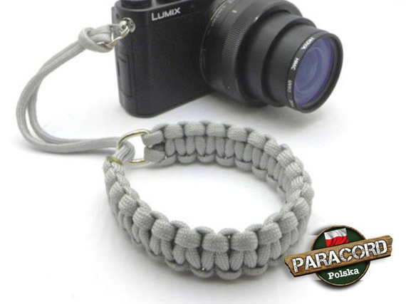 Pasek z oryginalnego Paracordu typ III 550 o siedmiu rdzeniach do aparatu, kamery, lornetki, dalomierza, typ splotu "Cobra", kolor "Neutral grey"