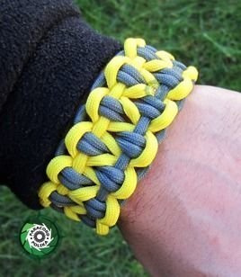 Bransoleta survivalowa z Paracordu typ "Anaconda" z wplecioną metalową regulowaną szeklą, Kolor: "Gun Metal - Yellow".