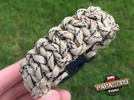 Bransoleta z Paracordu typ "Two Face" z wplecioną plastikową klamrą, kolor "Desert Camo"