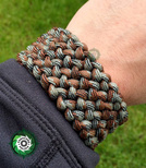 Bransoleta z Paracordu typ "Conquistador", kolor: "Brown Camo", na klamrze z wbudowanym gwizdkiem, krzesiwem i blachą