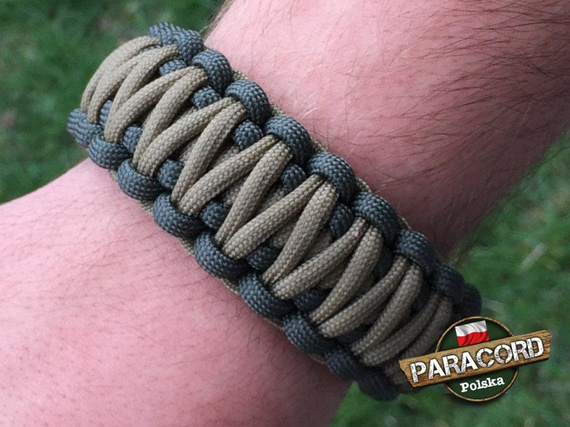 Bransoleta z Paracordu typ "King Cobra" na klamrze z wbudowanym gwizdkiem, krzesiwem i blachą, Kolor "Army Green - Coyote Brown"