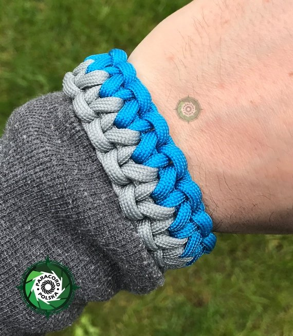 Bransoleta z Paracordu typ "Two Face" z wplecioną plastikową klamrą, kolor "Neutral grey - Sky blue"
