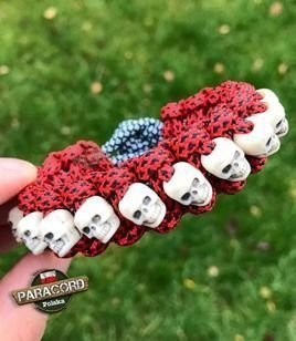 Bransoleta z Paracordu typ "Cobra Globe", z wplecionymi czaszkami, kolor: "Red Diamonds  - Crystal Blue"