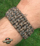 Bransoleta z Paracordu typ "X-Cobra" na klamrze z wbudowanym gwizdkiem, krzesiwem i blachą, Kolor "Coffee camo"