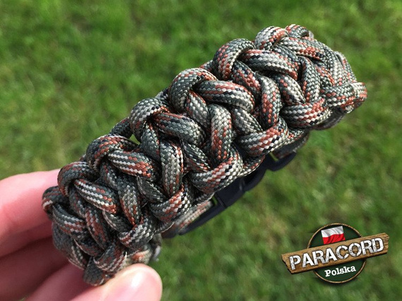 Bransoleta z Paracordu typ "Two Face" z wplecioną plastikową klamrą, kolor "Army Green camo"
