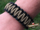 Bransoleta z Paracordu typ "King Cobra" na klamrze z wbudowanym gwizdkiem, krzesiwem i blachą, Kolor "Black - Coyote Brown"