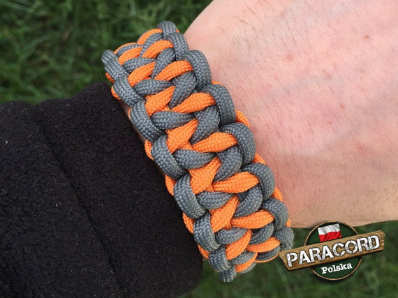 Bransoleta z Paracordu typ "Pocket" z wplecioną plastikową klamrą, kolor "Gun Metal - Orange Yellow"