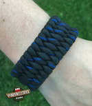 Bransoleta survivalowa z Paracordu typ "Extreme", z wplecioną metalową regulowaną szeklą, kolor: "Black - Thin Blue Line"