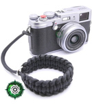 Pasek z oryginalnego Paracordu typ III 550 o siedmiu rdzeniach do aparatu, kamery, lornetki, dalomierza, typ splotu "Salomon", kolor "Black"