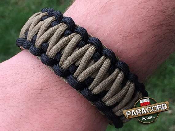 Bransoleta z Paracordu typ "King Cobra" na klamrze z wbudowanym gwizdkiem, krzesiwem i blachą, Kolor "Black - Coyote Brown"