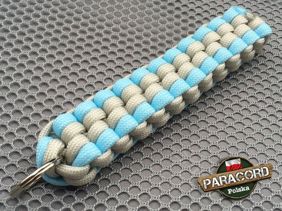 Brelok survivalowy z Paracordu 550 o splocie "Royal Box Knot", kolor: "Neutral grey - Crystal blue"