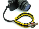 Pasek z oryginalnego Paracordu typ III 550 o siedmiu rdzeniach do aparatu, kamery, lornetki, dalomierza, typ splotu "Cobra", kolor "Black - yellow"