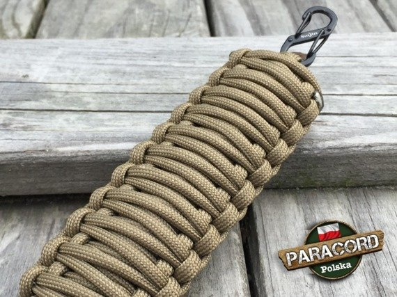 Brelok survivalowy z Paracordu 550 o splocie "Royal Cobra", kolor "Coyote Brown" z metalową szeklą Nite Ize S-BINER