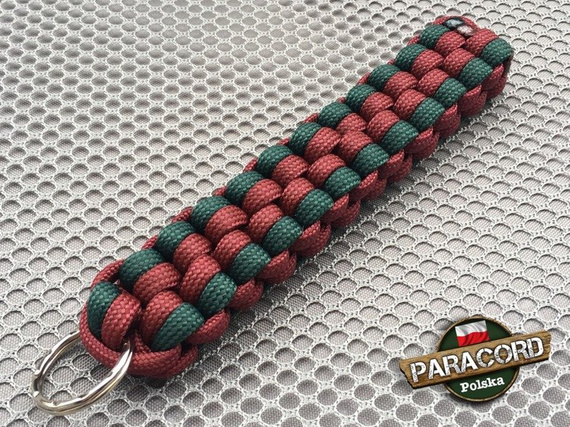 Brelok survivalowy z Paracordu 550 o splocie "Royal Box Knot", kolor: "Dark red - Blue green"