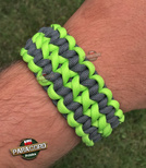 Bransoleta z Paracordu typ "X-Cobra" na klamrze z wbudowanym gwizdkiem, krzesiwem i blachą, Kolor "Fluor green - Gun metal"