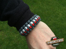 Bransoleta z Paracordu typ "Cobra Patriotyczna - Gun Metal" z wplecioną plastikową klamrą