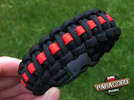 Bransoleta z Paracordu typ "Cobra Thin Red Line" z wplecioną plastikową klamrą