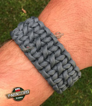 Bransoleta z Paracordu typ "X-Cobra" na klamrze z wbudowanym gwizdkiem, krzesiwem i blachą, Kolor "Gun metal"